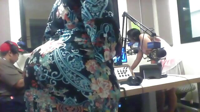 強いメンバーを持つ男の下で髪の毛をうめき声を持つ女の子 女の子 エッチ 無料 動画