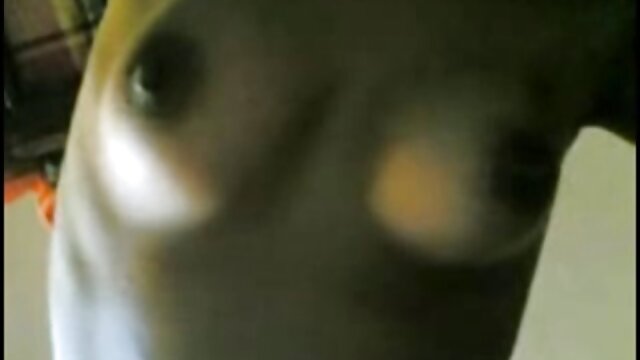 赤いソファでManduでピンクのディルドを押す電話で話している母 無料 女の子 エッチ 動画