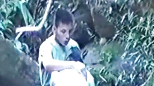 赤髪の女性は、白いモに大きな太もものウェブカメラの前で揺れオフ 女の子 の av 動画