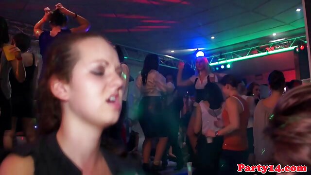 雇用主は大きなお尻のメイドをしわと女性に乗ってポーズ膣で彼をハンマー 大人 動画 女性