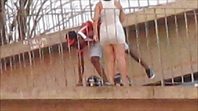 男はお泊りで四人のガールフレンドの口と猫に大きなボルトをプッシュしました 動画 女性 セックス