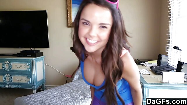成熟した女性のキッチンを示す胸とパイパン 女性 動画 クンニ