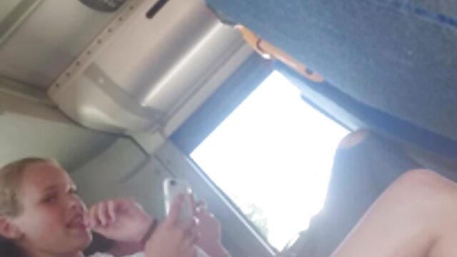 巨乳ブルネットの赤いセーターは彼女の恋人にフェラチオを与える 女の子 用 アダルト ビデオ