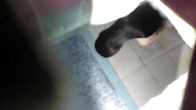 日焼けした女の子の赤い靴を与えます彼女自身へくそとともにエルダ吸った後 動画 sex 女性