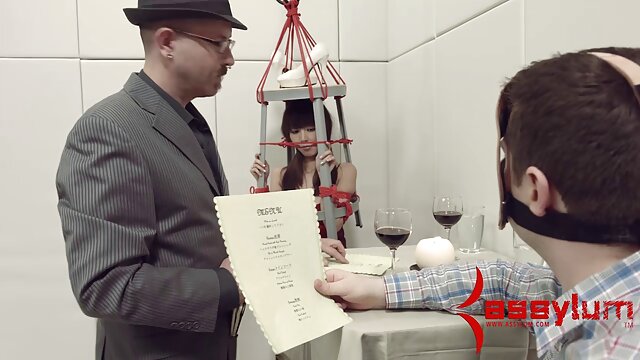 長い脚の女性のベッドを示す胸と自分を撫でる loveh 無料
