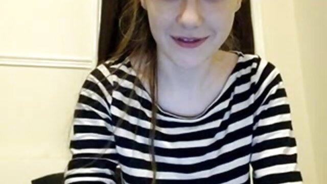 セクシーなチェコの女の子と金髪の髪にベッドねじ込み彼女自身と二つの玩具 動画 sex 女性