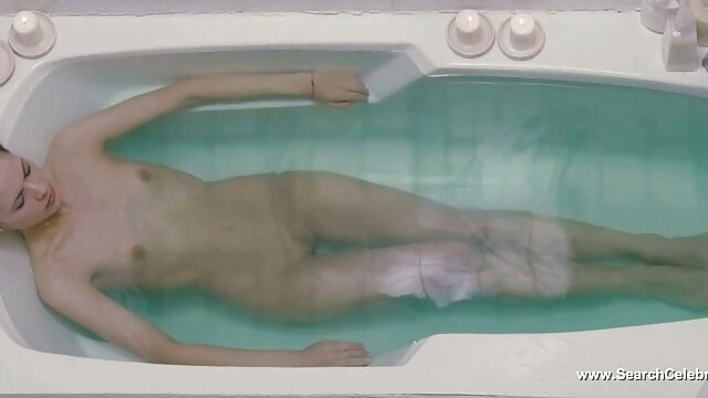 彼女の体に入れ墨を持つ友人はbustyアジアのキャップを埋める 女性 動画 エッチ