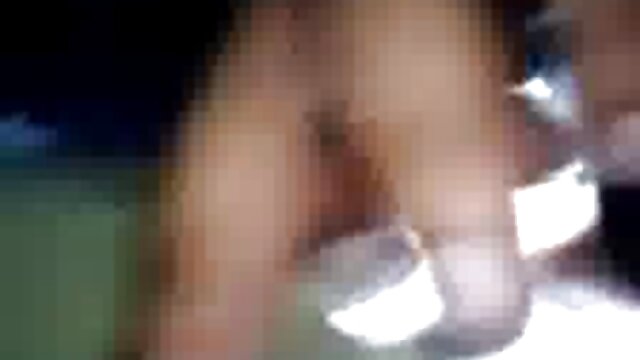 男は若いブロンドに凝視し、バイブレーターで剃られた膣 女性 媚薬 動画