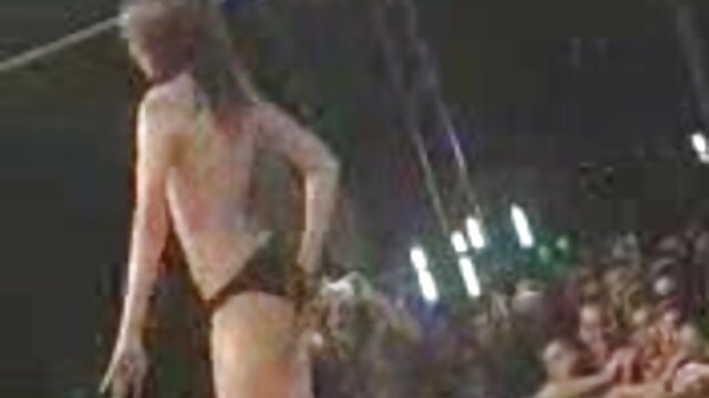 キャバリアは、喉にストッキングでブルネットを完了し、お尻に大きなコックを挿入 大人 動画 女性