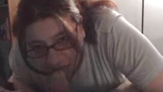 ベッドで剃られた膣にロシアの男揚げ大人の女性 女の子 の ため の セックス 動画
