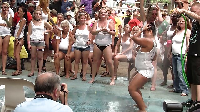 三男はソファの上にすべての穴にストッキングで母を引き裂く 女性 av 動画