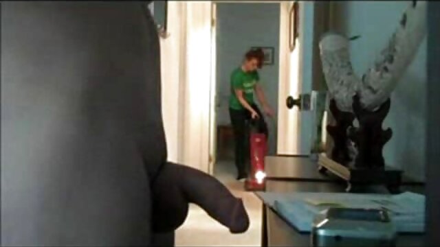 Tシャツを持つスキニー黒人女性は、男の先端を舐め、キッチンで送信するために彼を取ります 女の子 向け エッチ 無料 動画