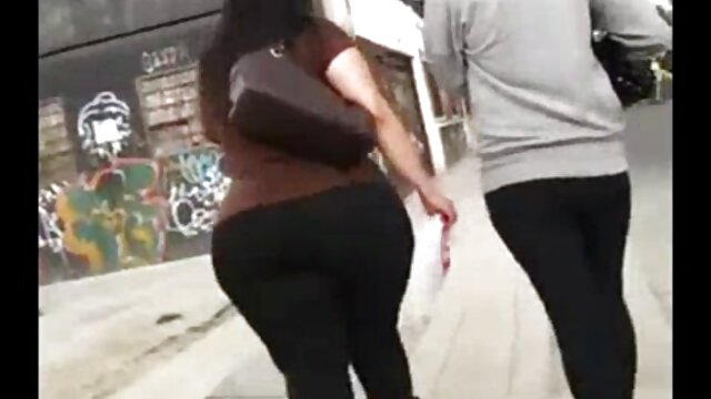痩せた動物は剃られた膣の中に長い陰茎を必要とする 女性 セックス 動画