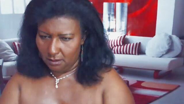入れ墨を持つ雛は、リビングルームで大きな黒いコックを舐める 女の子 用 エッチ な 動画