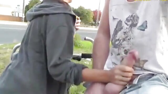マッサージ師は、パンの上にタトゥーと帽子を持つ彼のコックで牛にanilingusを作ります 女の子 の ため の 無料 エッチ