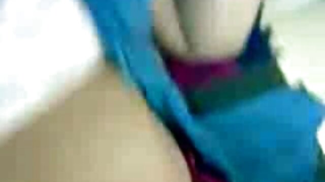 男のコックを吸うベッドの中で大きな胸を持つ熟女 女の子 の エッチ な 動画