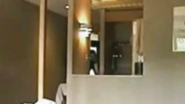 バスルームで若い裸の隣に水着で洗った大人 女の子 の ため の エッチ 無料