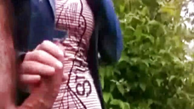 巨人の男根でブルネットをやっている学生 女の子 向け エッチ 動画