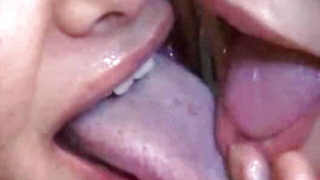 赤いシャツの美しさは、彼を落ち着かせるためにハハラにショットを与えました 女の子 用 アダルト ビデオ