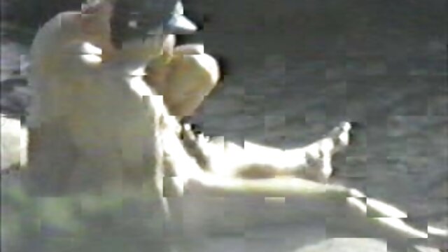 二つの若い黒の男性は、帽子と成熟したブロンドの棒を貼り付けています 女の子 の ため の 一徹